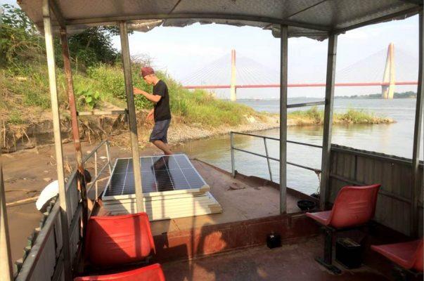 Vận chuyển tấm pin năng lượng mặt trời ra bãi giữa sông Hồng Hà Nội