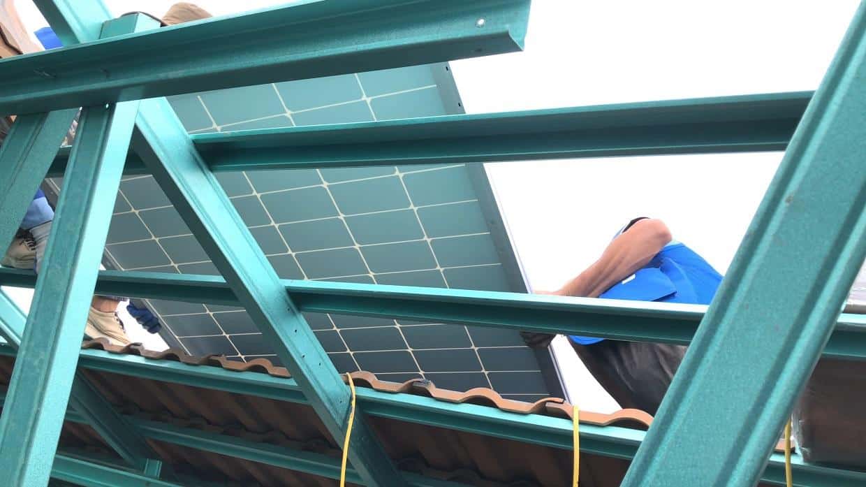 thi công lắp đặt hệ thống điện mặt trời hòa lưới có lưu trữ trên mái