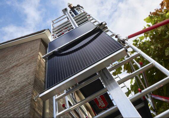 Sử dụng thang máy vận chuyển tấm pin nên mái nhà