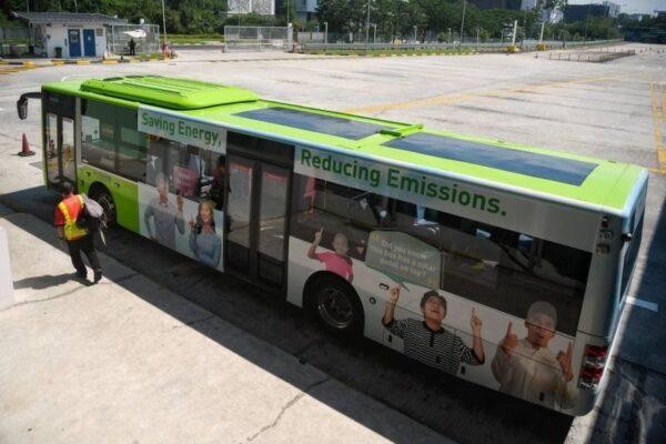 Xe buýt chạy bằng pin năng lượng mặt trời vừa ra mắt tại Singapore. 