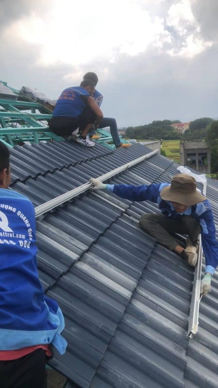 thi công lắp đặt hệ thống điện mặt trời hòa lưới có lưu trữ trên mái ngói nhà biệt thự