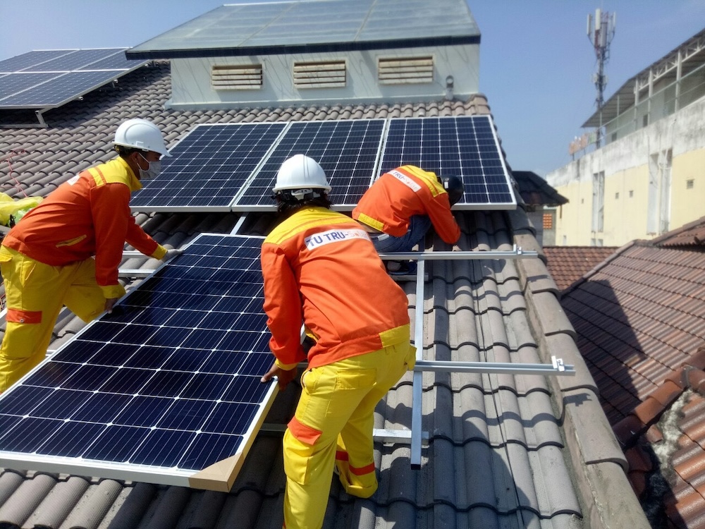 Lắp đặt giá đỡ pin mặt trời