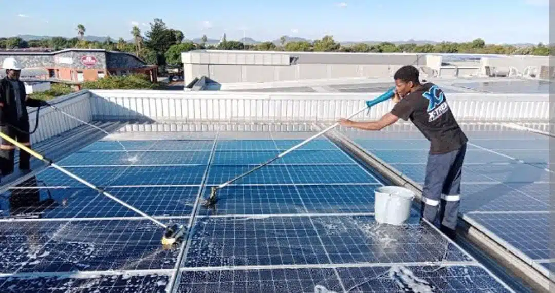 Việc vệ sinh tấm pin năng lượng mặt trời đòi hỏi sự chú ý cẩn thận, an toàn và sạch sẽ ve sinh tam pin nang luong mat troi Vệ sinh tấm pin năng lượng mặt trời