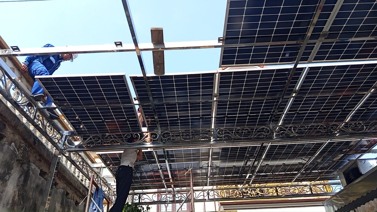 lắp tấm pin AE Solar