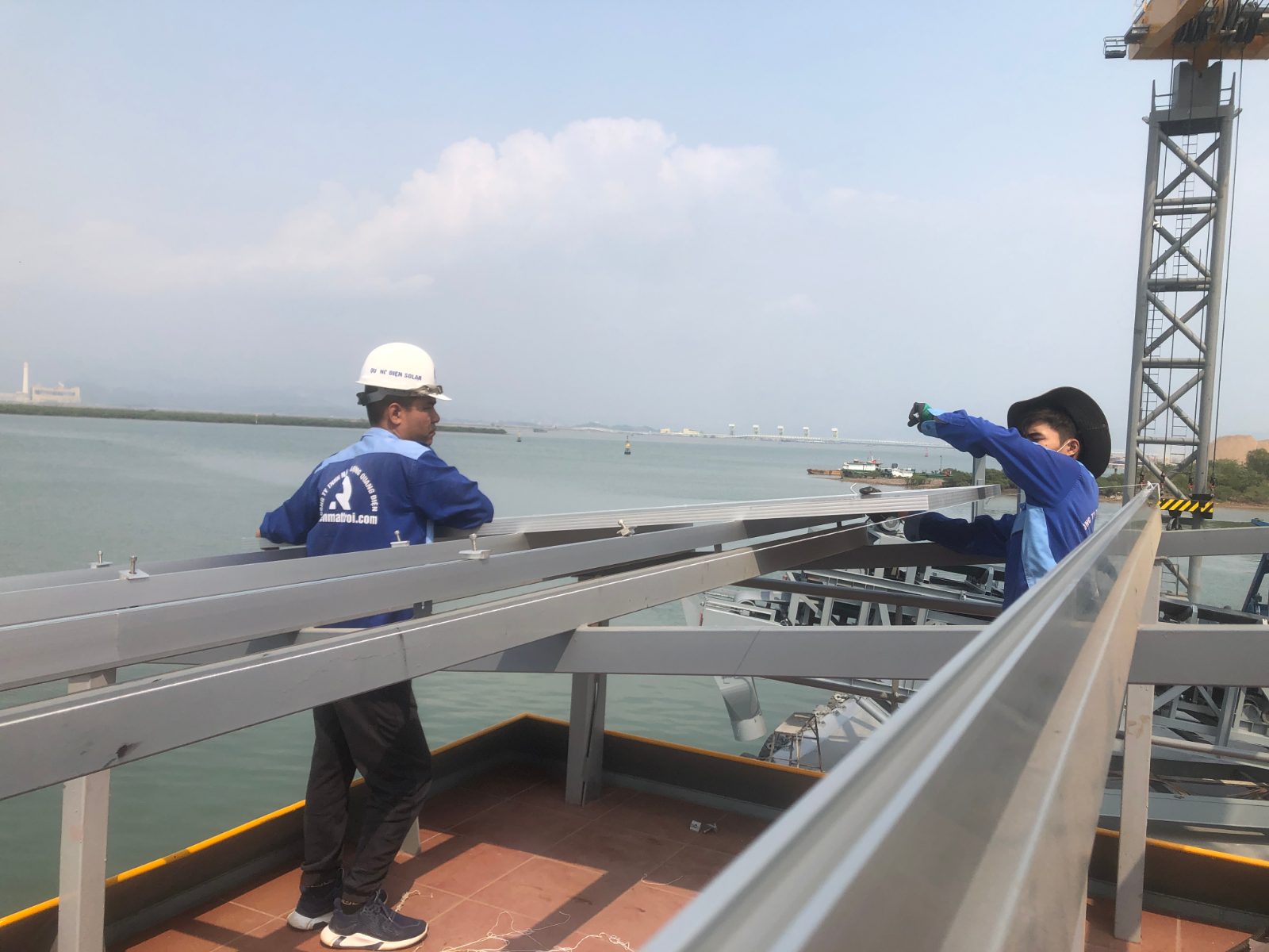 lắp điện mặt trời trên tàu